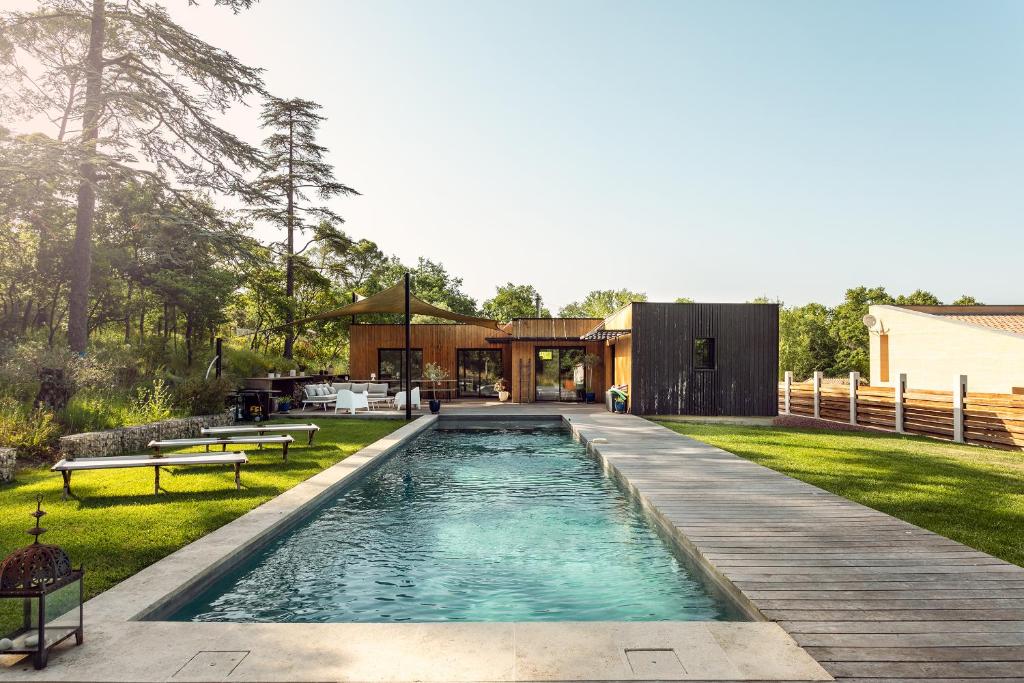 - une piscine dans l'arrière-cour d'une maison dans l'établissement Piscine, Clim, BBQ et transat, à Villevieille