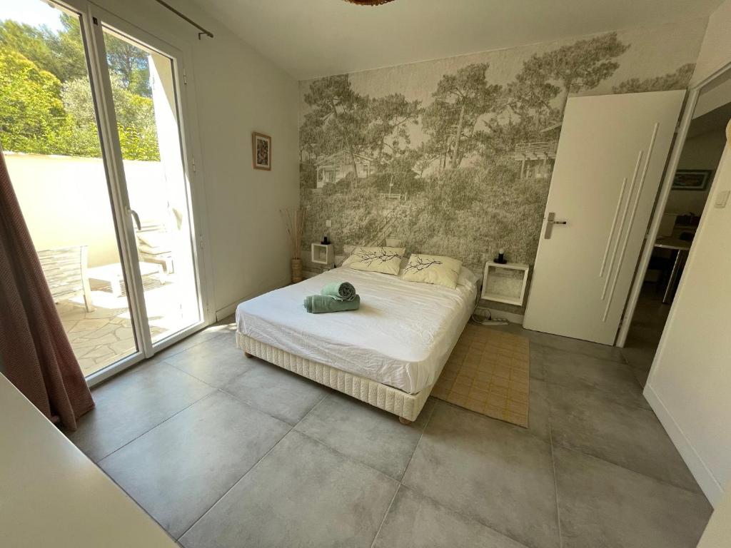 une chambre avec un lit et une grande fenêtre dans l'établissement Azur Appart 4 pers - Parking - Terrasse - 10min du centre, à Cassis