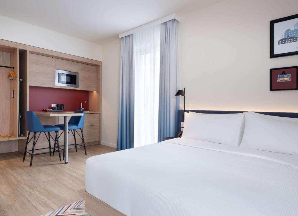 Postel nebo postele na pokoji v ubytování Hampton By Hilton Celle