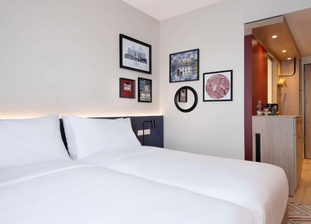 Postel nebo postele na pokoji v ubytování Hampton By Hilton Celle