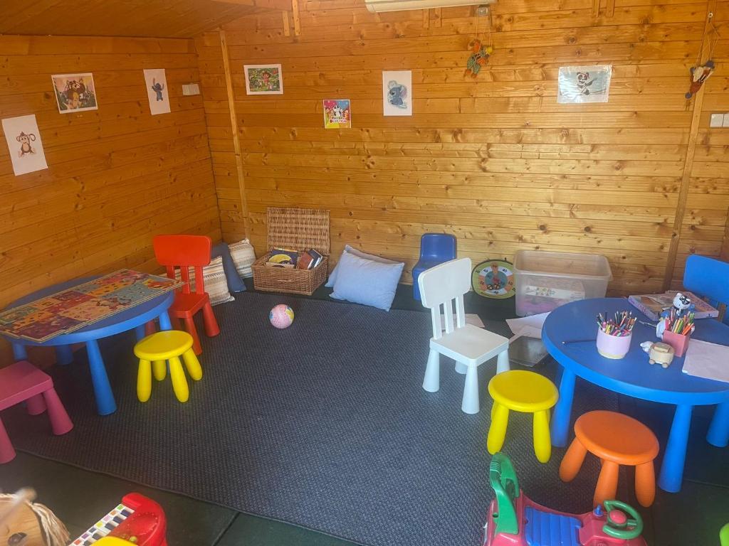 um quarto com mesas e cadeiras num quarto de madeira em The Lince Ecorkhotel Évora em Évora