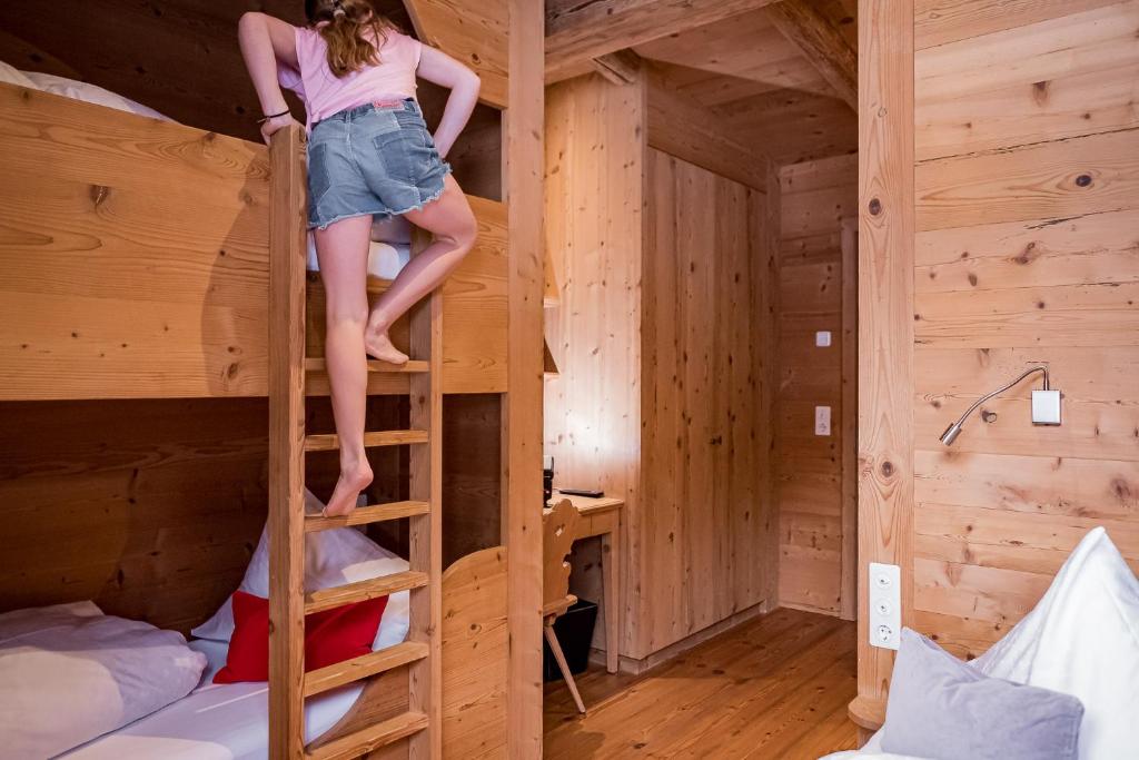 Postel nebo postele na pokoji v ubytování Berghaus Schröcken - Hotel Apartments Spa