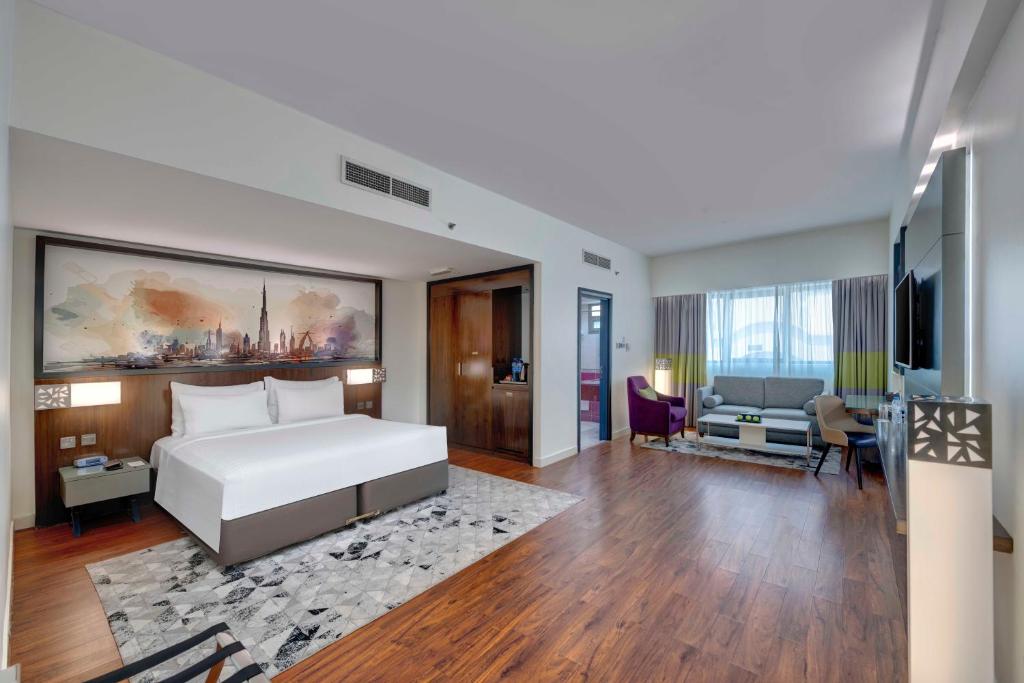 Postel nebo postele na pokoji v ubytování Howard Johnson Plaza by Wyndham Dubai Deira