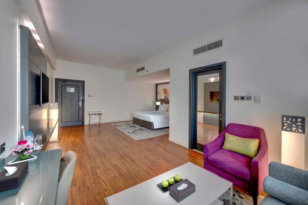 Postel nebo postele na pokoji v ubytování Howard Johnson Plaza by Wyndham Dubai Deira