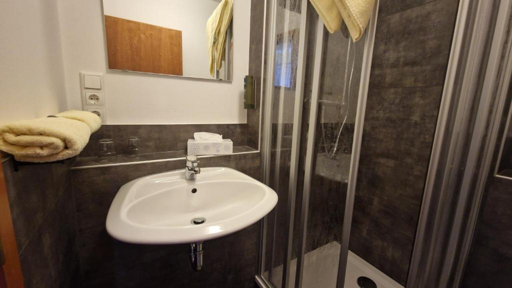 Ένα μπάνιο στο Logis Hotel Stadt Neustadt