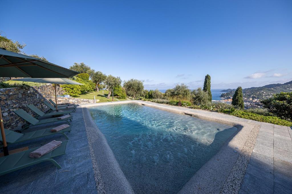 Swimmingpoolen hos eller tæt på LA CASA GIALLA Relax in Collina con Piscina