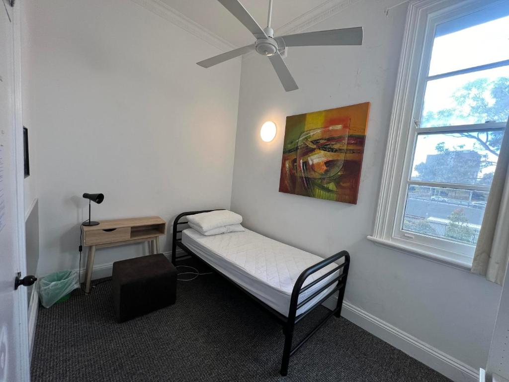 Postel nebo postele na pokoji v ubytování Wallaby Backpackers Hostel Perth - note - Valid passport required to check in -