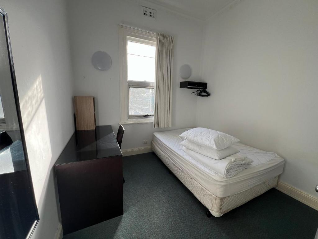 Postel nebo postele na pokoji v ubytování Wallaby Backpackers Hostel Perth - note - Valid passport required to check in -