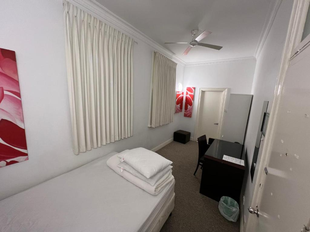 Postel nebo postele na pokoji v ubytování Wallaby Backpackers Hostel Perth - note - Valid passport required to check in -
