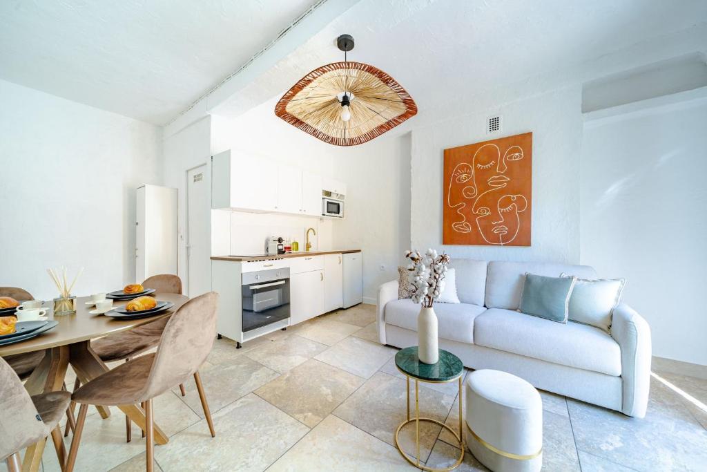 un salon avec un canapé et une table dans l'établissement Charmant Appartement 2P au Cœur du Vieux Nice, à Nice