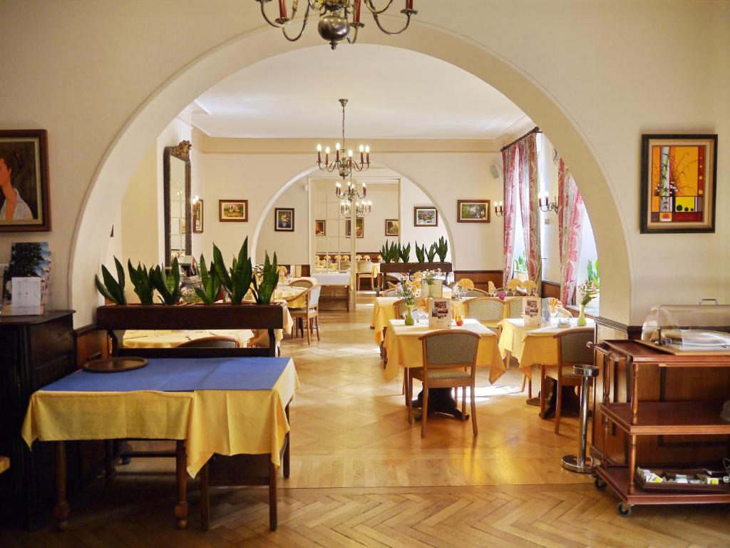 Restaurace v ubytování Logis Hotel Restaurant Remotel
