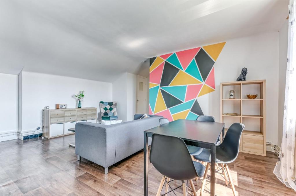 un salon avec une table et des chaises dans l'établissement GuestReady - Charmant Appartement pour 3 Personnes, à Lyon