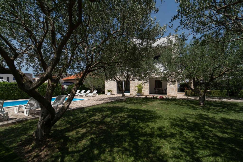 Basen w obiekcie Two-Bedroom Apartment in Biograd na Moru II lub w pobliżu