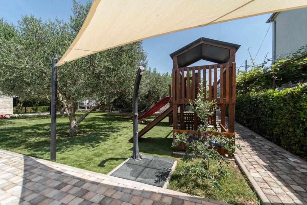 Ogród w obiekcie Two-Bedroom Apartment in Biograd na Moru II