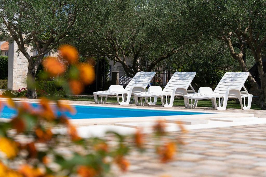 Basen w obiekcie Two-Bedroom Apartment in Biograd na Moru II lub w pobliżu