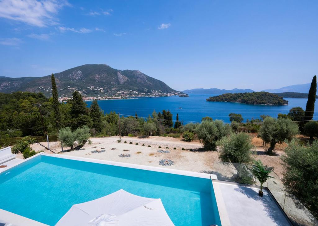 Villa Unique في نيدري: مسبح مطل على جسم ماء