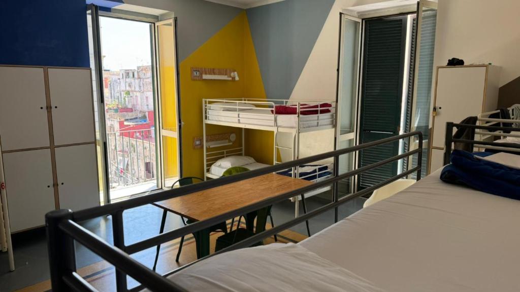 Postel nebo postele na pokoji v ubytování La Controra Hostel Naples