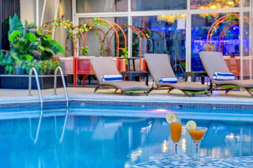 Bazén v ubytování Howard Johnson Plaza by Wyndham Dubai Deira nebo v jeho okolí