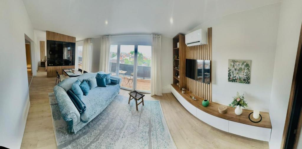 TV a/nebo společenská místnost v ubytování Modern Apartments Near Paris and Charles de Gaulle Airport