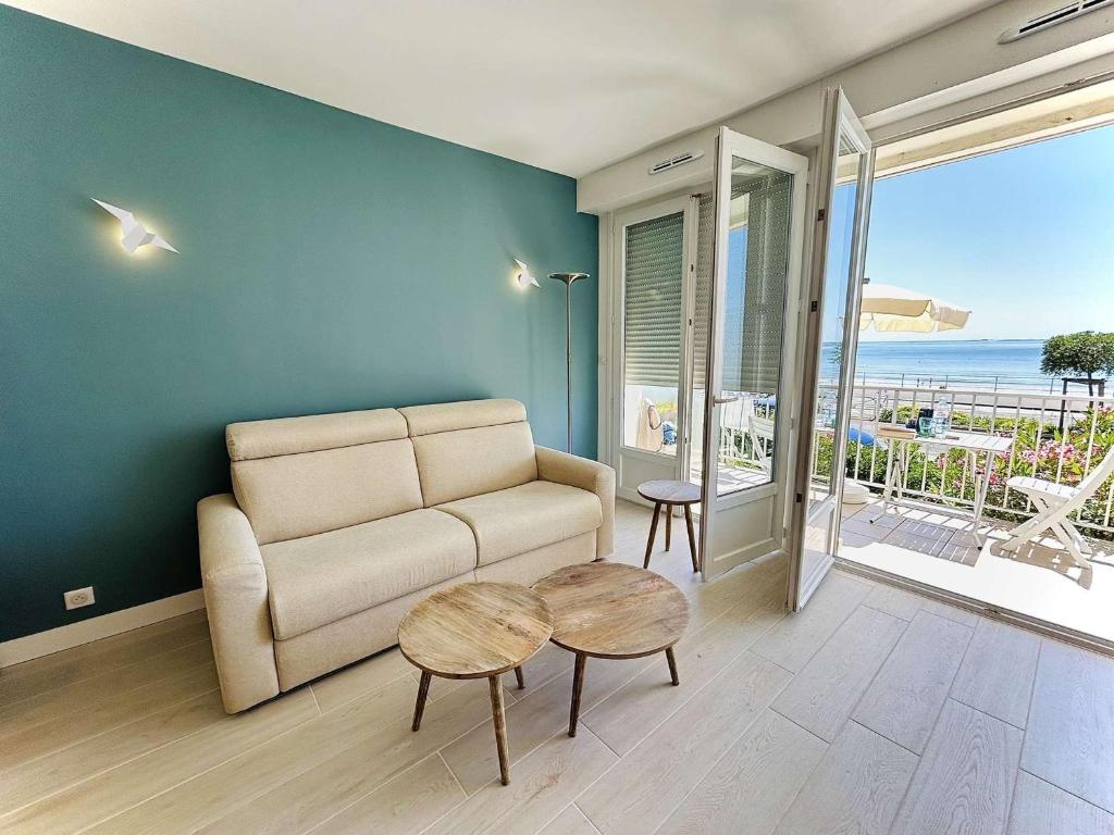 un salon avec un canapé et une table dans l'établissement Appartement rénové face mer avec terrasse, 2 pièces, 3 couchages à La Baule - FR-1-245-193, à La Baule