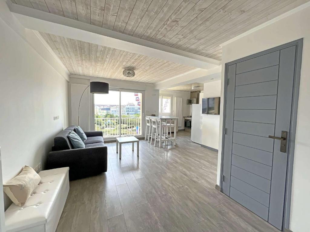 un salon avec un canapé et une table dans l'établissement Appartement lumineux à 2 min de la plage avec balcon - FR-1-646-75, à Berck-sur-Mer