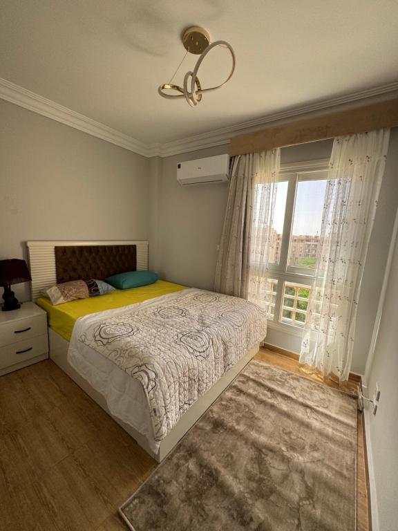 une chambre avec un lit et une fenêtre dans l'établissement Madinaty - 2 BedroomBeauty, à Madinaty