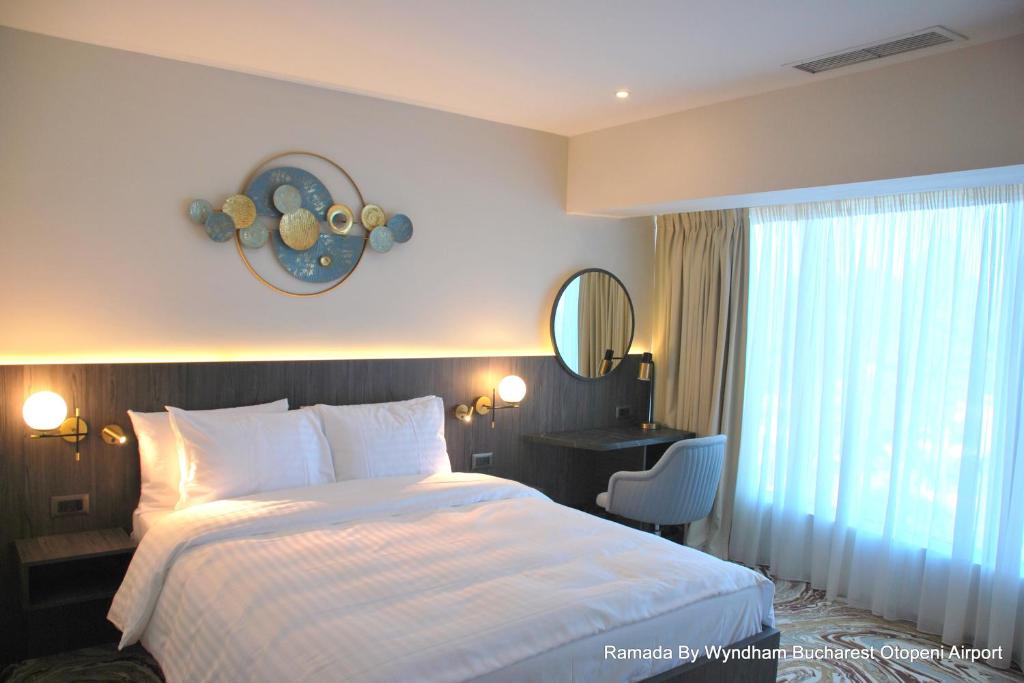 Postel nebo postele na pokoji v ubytování Ramada by Wyndham Bucharest Otopeni Airport