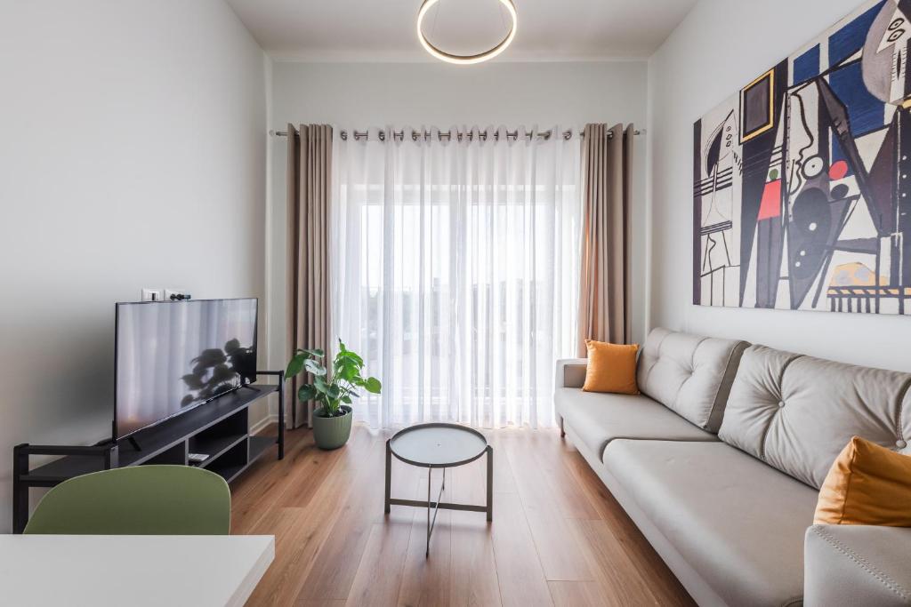 8th Floor Apartments, Golem