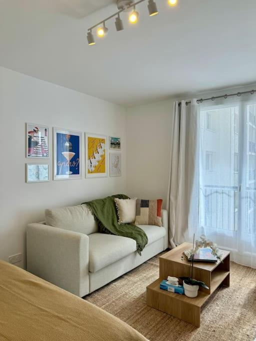 - un salon avec un canapé blanc et une fenêtre dans l'établissement Newly refurbished modern studio, à Paris