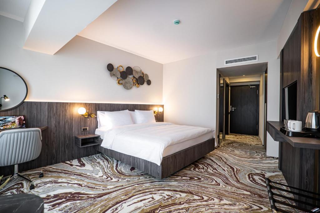 Postel nebo postele na pokoji v ubytování Ramada by Wyndham Bucharest Otopeni Airport