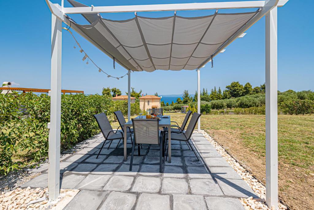 Balkón alebo terasa v ubytovaní Vacation house with a panoramic sea view and forest