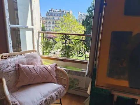 une chaise avec un oreiller assise sur un balcon dans l'établissement Appartement Notre Dame, à Paris