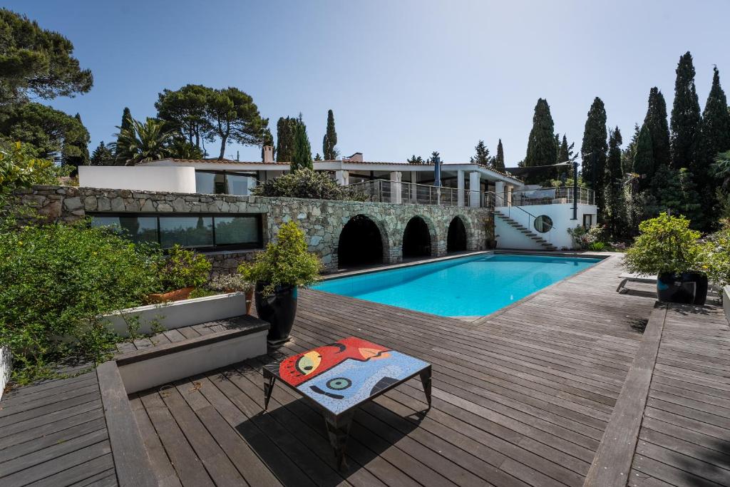 une cour arrière avec une piscine et une maison dans l'établissement Mont Saint-Clair vue mer et étang, piscine et Clim, à Sète