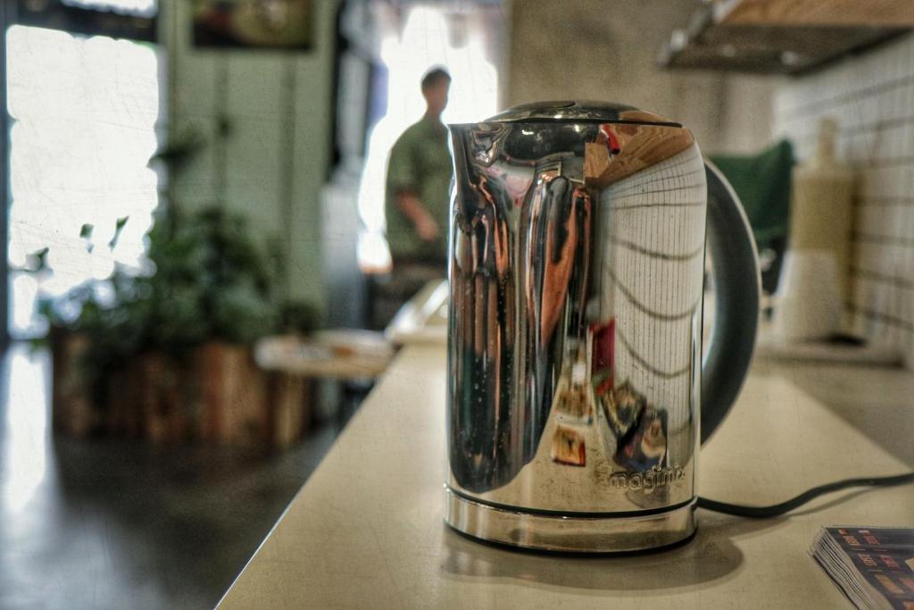 Příslušenství pro přípravu čaje a kávy v ubytování Hôtel Graffalgar