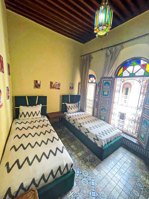 Postel nebo postele na pokoji v ubytování Riad Dar Fatihi Fes
