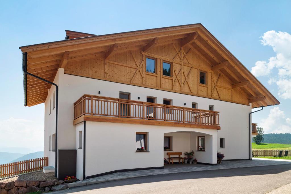 a house with a gambrel roof at Moserhof Wohnung Salbei in Meltina
