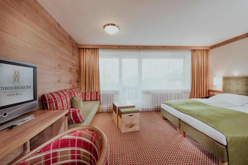 TV a/nebo společenská místnost v ubytování Österreichischer Hof-im Bademantel direkt in die Alpentherme