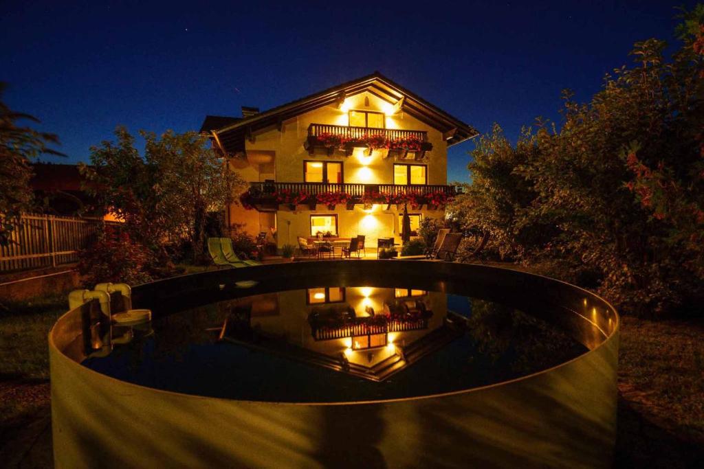 Bazén v ubytování Beim Wartner - CHALETS & SUITEN nebo v jeho okolí
