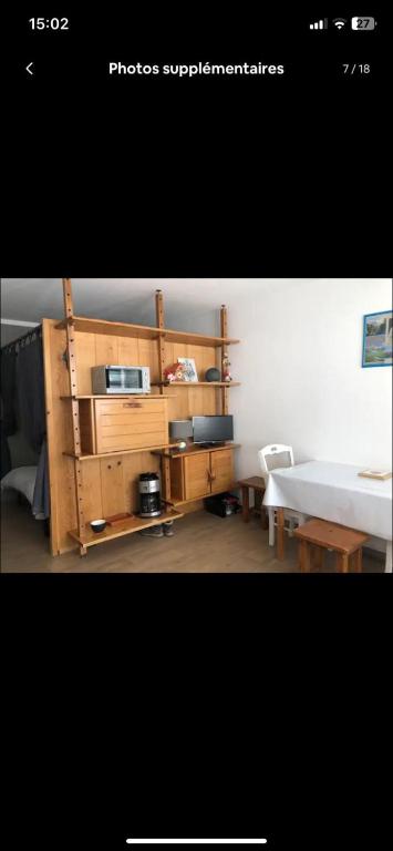 - un salon avec une table et une table dans l'établissement Studio cosy au bord des pistes à la mongie, à Bagnères-de-Bigorre