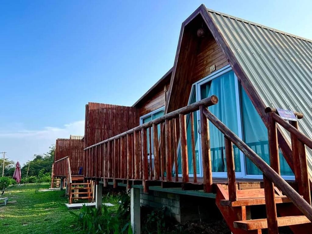 a log cabin with a porch and a deck at Fuang Dao Mountain Resort in Muang Fuang