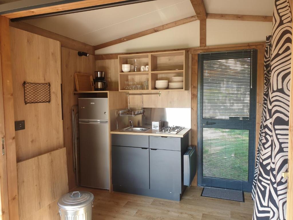 Kuchnia lub aneks kuchenny w obiekcie Camping Onlycamp L'Orée d'Alsace