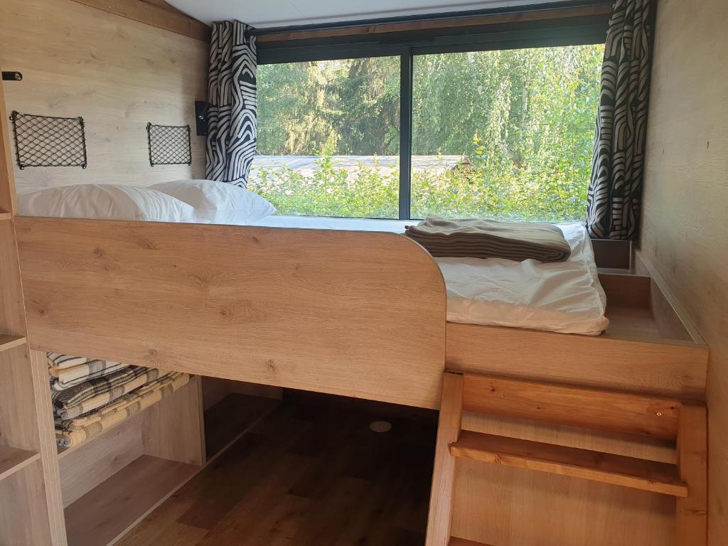 Łóżko lub łóżka w pokoju w obiekcie Camping Onlycamp L'Orée d'Alsace