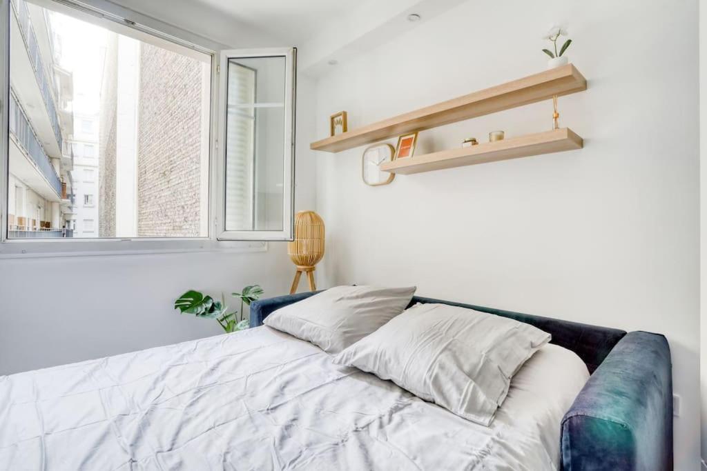 une chambre avec un lit et une fenêtre dans l'établissement Le studio duret 1, à Paris