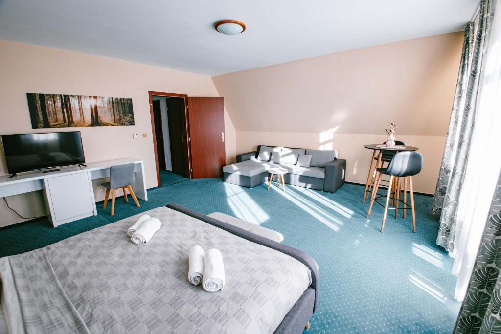TV a/nebo společenská místnost v ubytování Greenwood hotel
