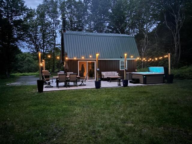 O grădină în afara Private Cottage with Hot Tub in the Woods