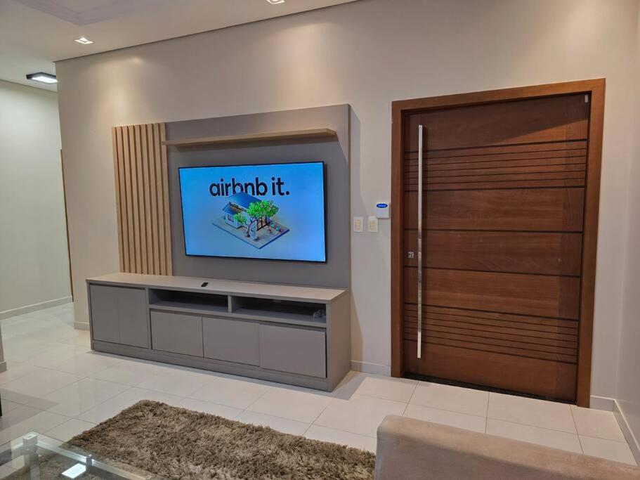 AriquemesにあるConfortável como a sua casa!のリビングルーム(薄型テレビ、ドア付)