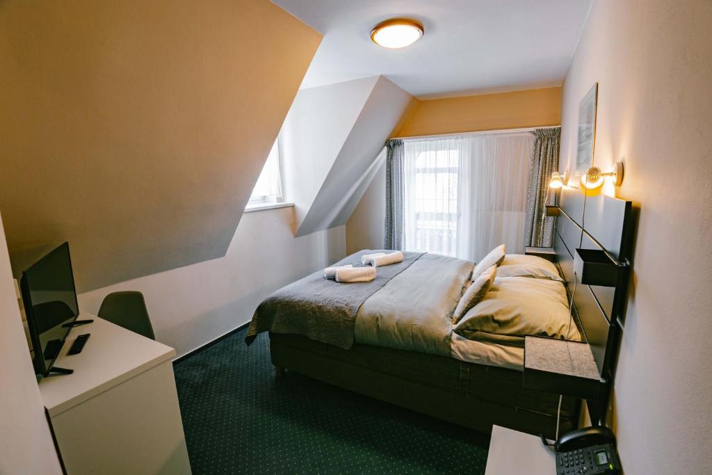 Postel nebo postele na pokoji v ubytování Greenwood hotel