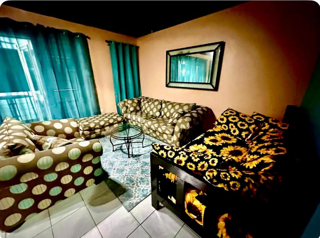 Posezení v ubytování Seaside 2 Bedroom Oasis at 7 Miles Beach, Negril, Point Village