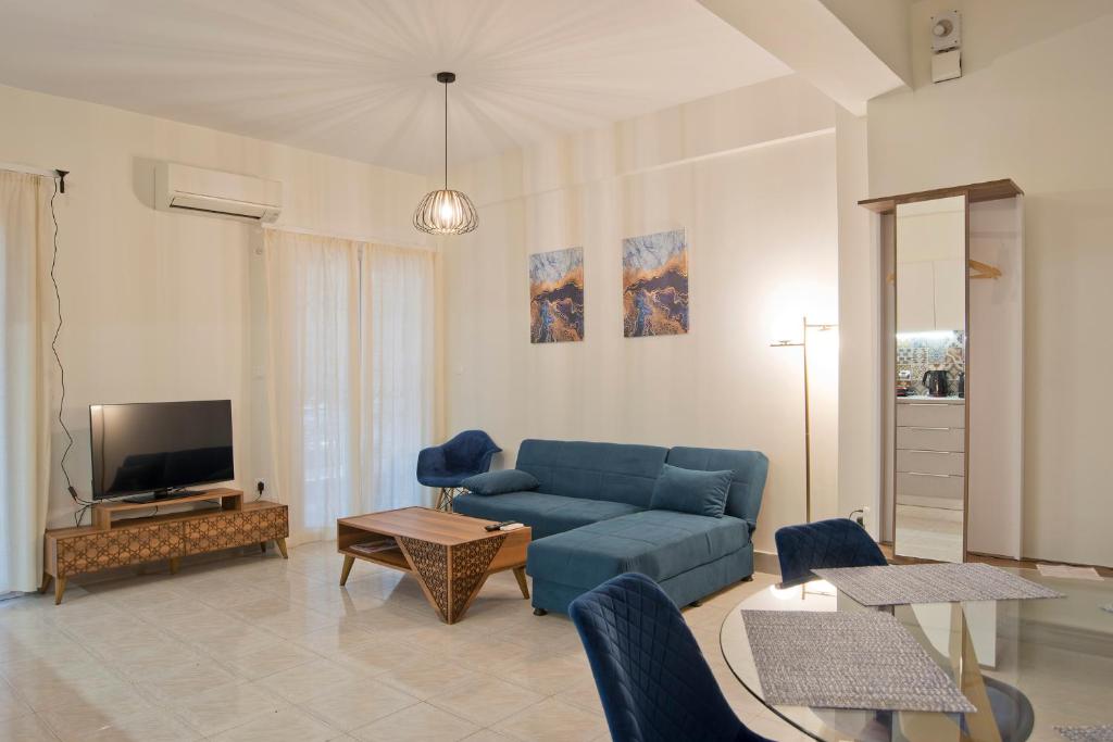 TV a/nebo společenská místnost v ubytování Milena Comfy Piraeus Reno Apt AC & Full Kitchen