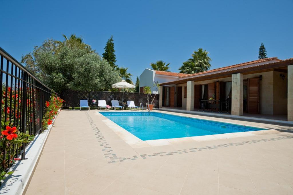 una piscina frente a una casa en Villa Kleoniki, en Polis Chrysochous